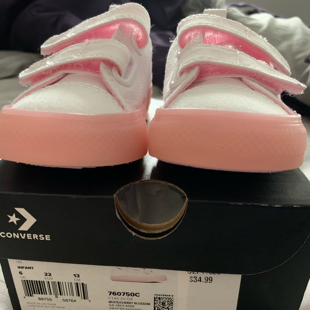 converse toddlers size 5 NIB